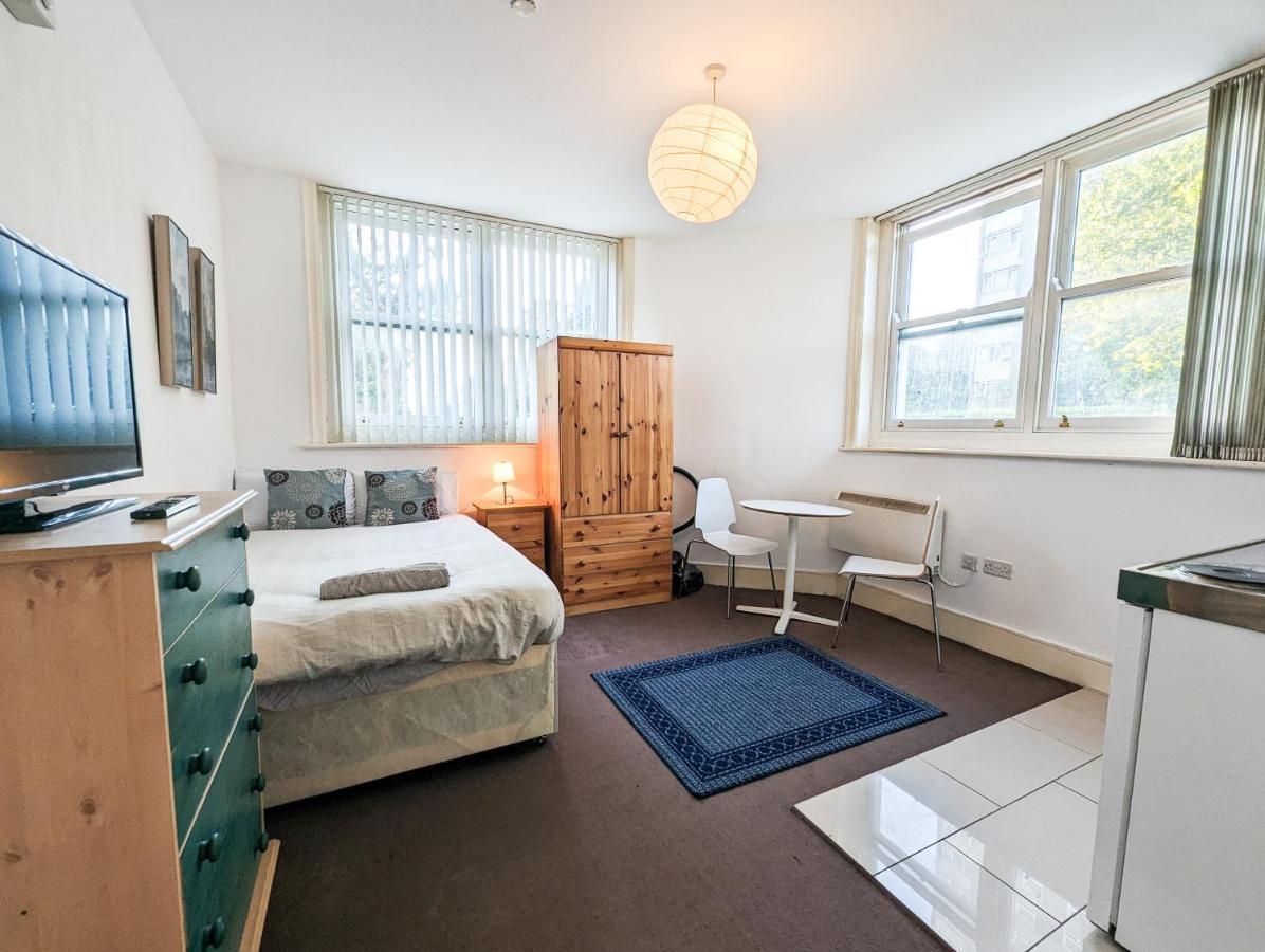 Cozy Central Apartments - With Private Kitchens & Bathrooms Portsmouth Buitenkant foto